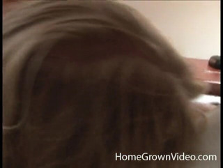Homegrown Lesbian: Jessica e Blair si divertono sporco con doppio dildo