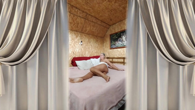 Lukerya: Gospodină sexy Lukerya. Dimineața începe în pat.