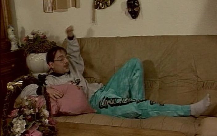 Videos Francaises: La matrigna francese viene scopata analmente e pioggia dorata