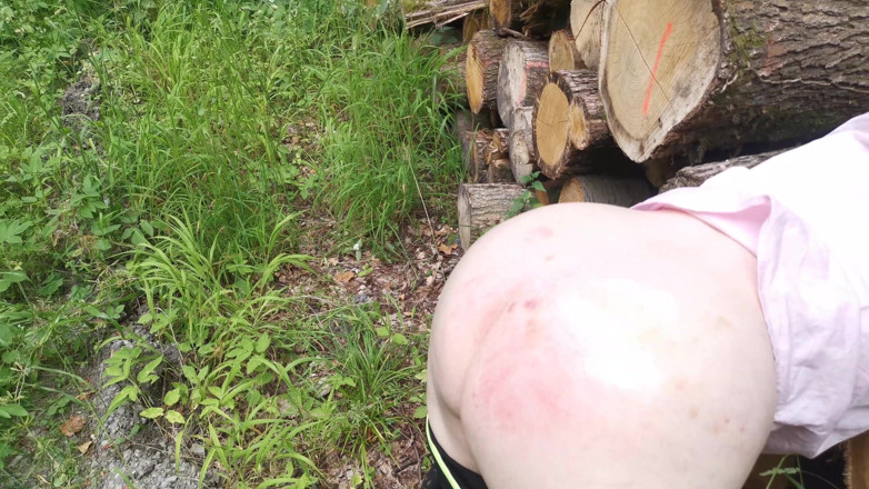 Bouncy Tits Action: Шмагай мою голу дупу в лісі