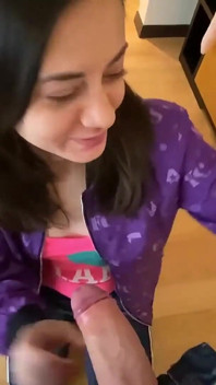 Johntronx - Bruneta zlatíčko saje mého ptáka a jí moje sperma v POV