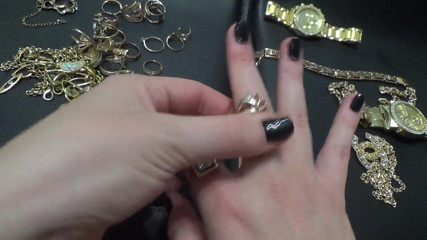 Goddess Misha Goldy: เครื่องประดับทองคำและความเงี่ยนที่มือ