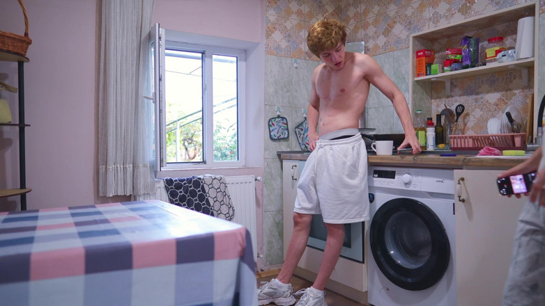 Max Gen: Dwa Hung Twinks facefuck a cute Smooth Twink Następnie spitroast...