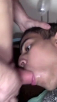 Jovem árabe aceita chupar seu amigo gay