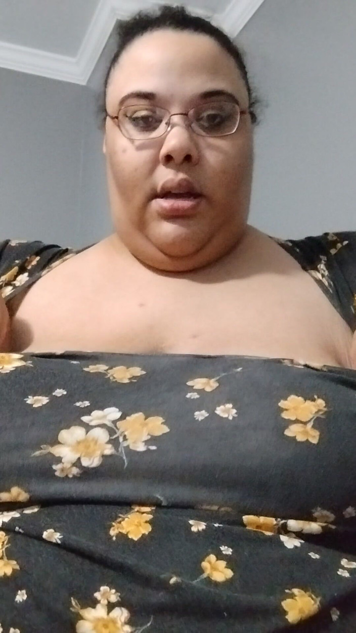 Jessica pigslut: Jugando con mis grandes tetas y lamiendo mis pezones!