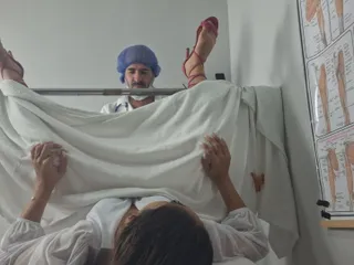 Noivo Leva Sua Noiva Ao Medico Que O Faz Uma Exame Ginecologico!