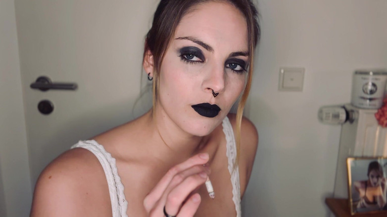 Naughty Natascha: 性感吸烟全白