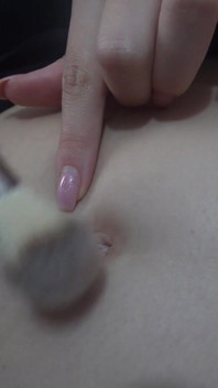 Latina-stiefschwester Putzt Bauchnabel Mit Einem Baumwolltapf Und Dann Nach Dem Putzen Beginnt Sie Mit Ihrem Bauch Zu Spielen