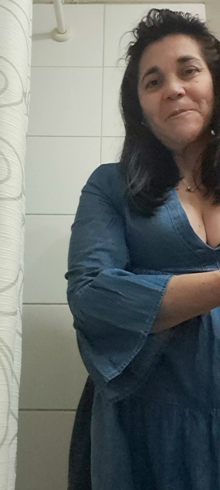 Mommy big hairy pussy: 在你想要看我的浴室里，我很热辣