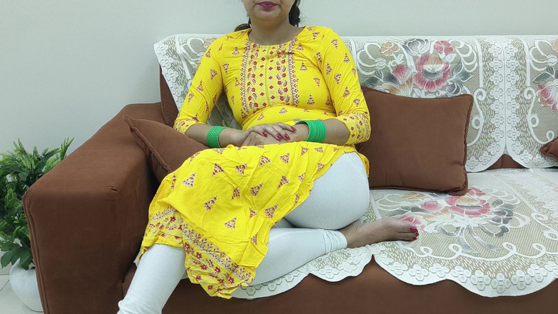 Saarabhabhi6: Indische Desi-vrouw in een Sari op een bank met haar...