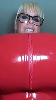 Videoclip exclusiv *** vin aici acum băiatul meu! Știu că îți plac țâțele mele uriașe în latex! Dacă vă place video, puteți da un mic
