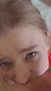 Głęboko mokry sex oralny Od żony urody w czerwieni
