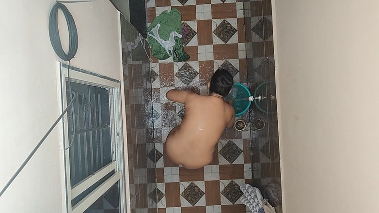 Hot crystal: J’ai vu la belle-sœur du voisin prendre un bain