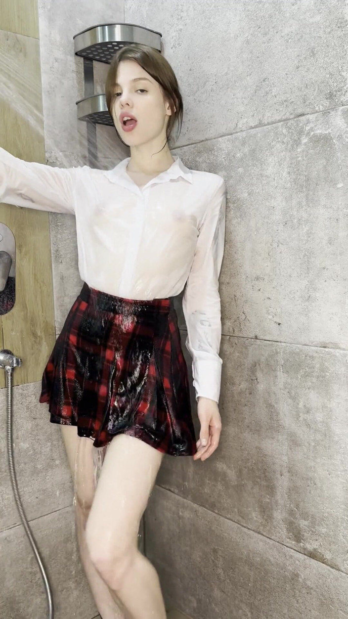 anibutler: Sexy studentessa si spoglia sotto la doccia e scopa il...