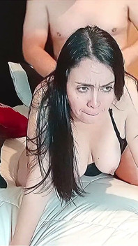 Une latina infidèle à gros cul se fait baiser à quatre pattes
