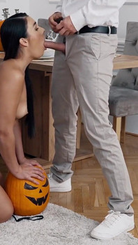 Krásná nevlastní sestra dostane creampie na Halloween