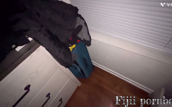 Fijii pornbox: 热辣的拉丁女郎把继父str8rich大黑屌插菊花，这样她也许可以得到气