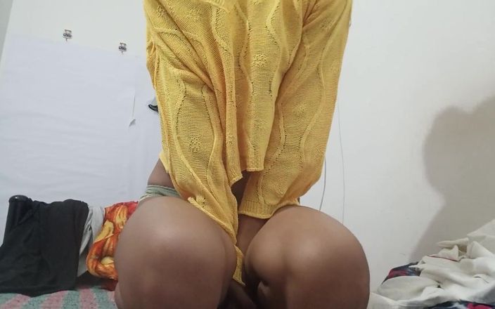 desigirl93: Cô gái gợi cảm chơi một con dơi