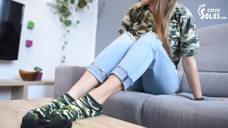 Czech Soles - foot fetish content: Čerstvé ponožky na jejích velmi páchnoucích nohou škádlí, POV