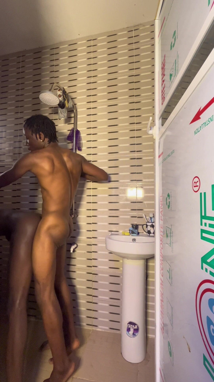 Blacksexy: Seksi di kamar mandi sama presido