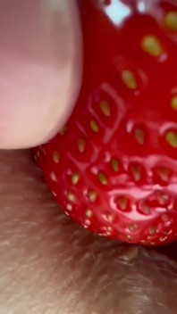 Video amatur Strawberry diletakkan ke dalam dubur awek langsing dan mempunyai bau yang sempurna