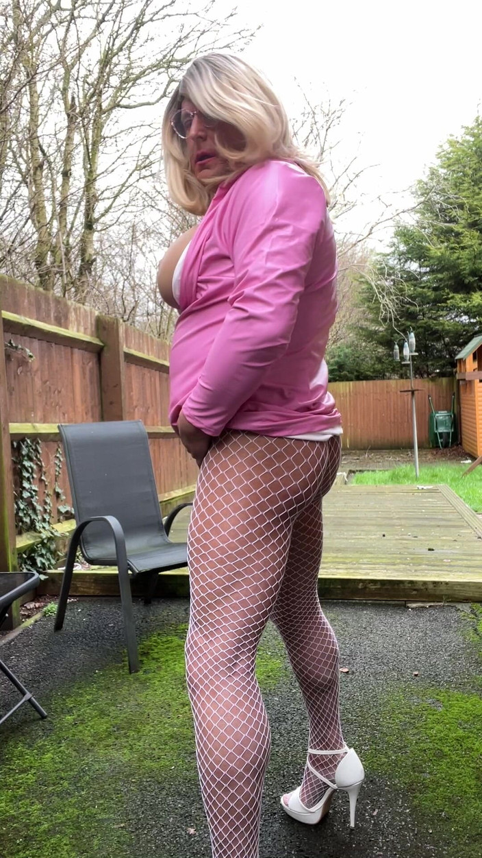 Kellycd2022: 业余 crossdresser Kellycd2022 性感熟女在粉红色 pvc 和渔网