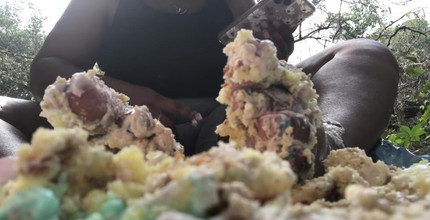 Baby Soles: Smashing Cake dengan Kaki Saya Pov