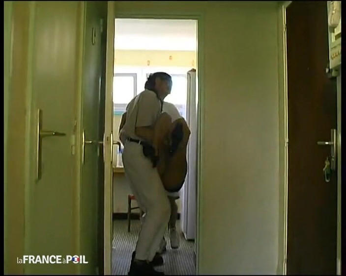 Rue Chaude: Mladá blonďatá dívka s velkými prsy je šikanována kamarády jejího nevlastního...