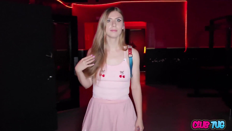 Club Tug: Niewinna zima Flynn szarpie w Teatrze dla Dorosłych!