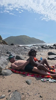 Ztraceni mezi přílivem a navzájem - nadržená ebenová milfka jezdí na svém milenci