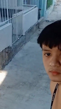 Un chico asiático cachondo al aire libre