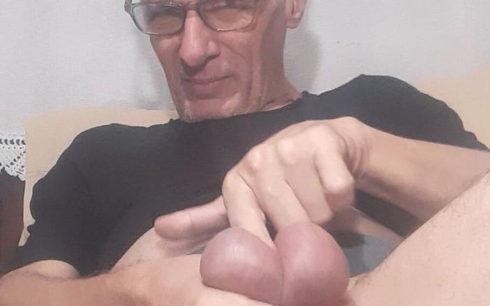 Big uncut hard cock: Voici comment frapper et presser de grosses couilles cet homme...