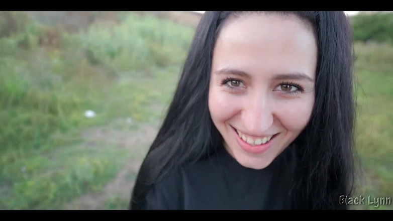 YSP Studio: Negresa Lynn își leagă părul lung și negru de o coadă de...