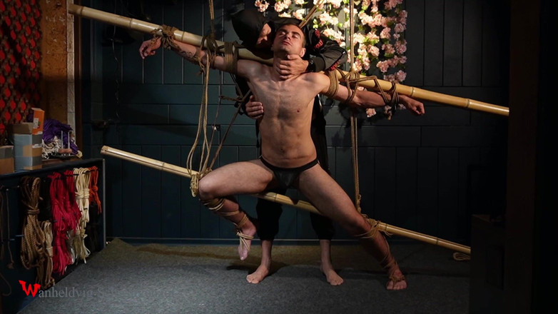 Wanheldvig: Frumosul Zeus legat cu frânghii de iută Shibari Eleganță în poziție...