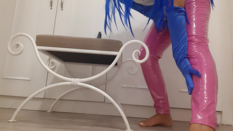Milfs intimmedia: Une grosse maman joue avec sa chatte dans des leggins...