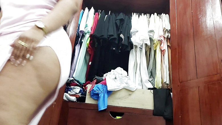 Katrina4deluxe: 義理の妹はBBWの友人と服を着替えます