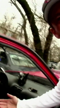 Maddy nemůže odolat a začne šukat Nicka v autě, které je veze domů, nepočítám řidiče