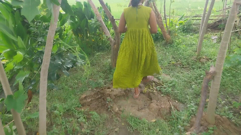 Pooja raniji: 私の家の庭の近くのインドの森の庭の裏側ホットデシの女の子のクソ - 大きな料理人のフェラチオを吸う