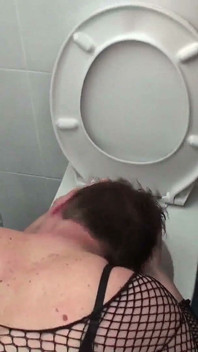 Zijn haar wassen op haar bevel
