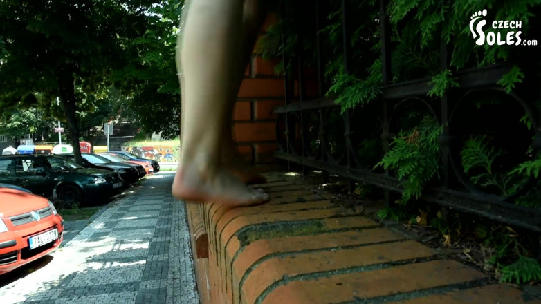 Czech Soles - foot fetish content: Marche aux pieds nus et les pieds sales sexy d'Anna !