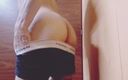 Sexy gay show: Tânăra mea cameră web arată goală jucându-se cu corpul lui...