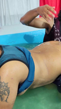 Peitos quentes chupam na piscina e removem sob o uso e derramam água na bunda