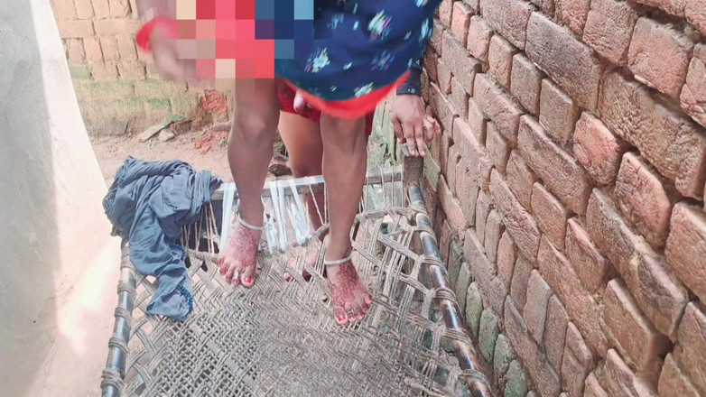 Trilokinath: インドのスラットが屋外で若い彼氏に膣をセックスされる