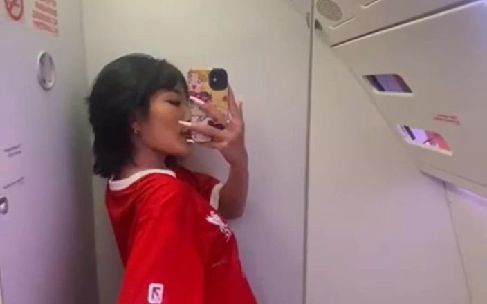 Emma Thai: エマタイは飛行機のトイレと空港の楽しみを持っていた