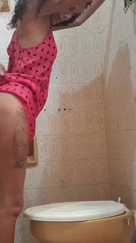 Mi padrastro se coló en el baño para follarme 100% anal