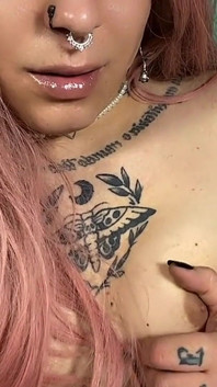Awek transeksual memancut mani pada kakinya yang cantik