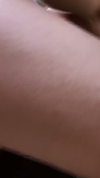 Sexe en voiture et plus - une MILF brune en perles prend une grosse bite noire