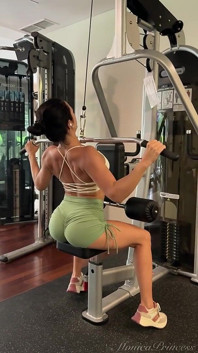 Un'arrapante mora mostra il suo culo perfetto e il muscolo della schiena