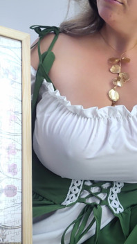 Một người vợ thanh lịch trong chiếc váy tuyệt đẹp khoe bộ ngực to và thủ dâm.