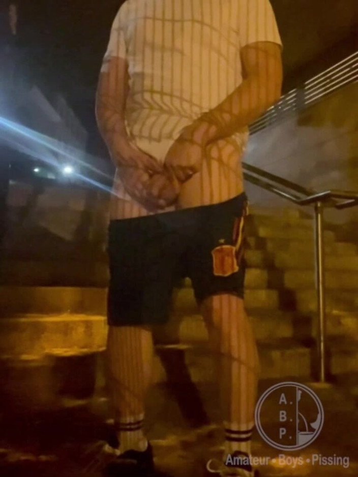 AmateurBoysPissing: Amateur Hetero-junge Beim Pinkeln Auf Der Straße Erwischt